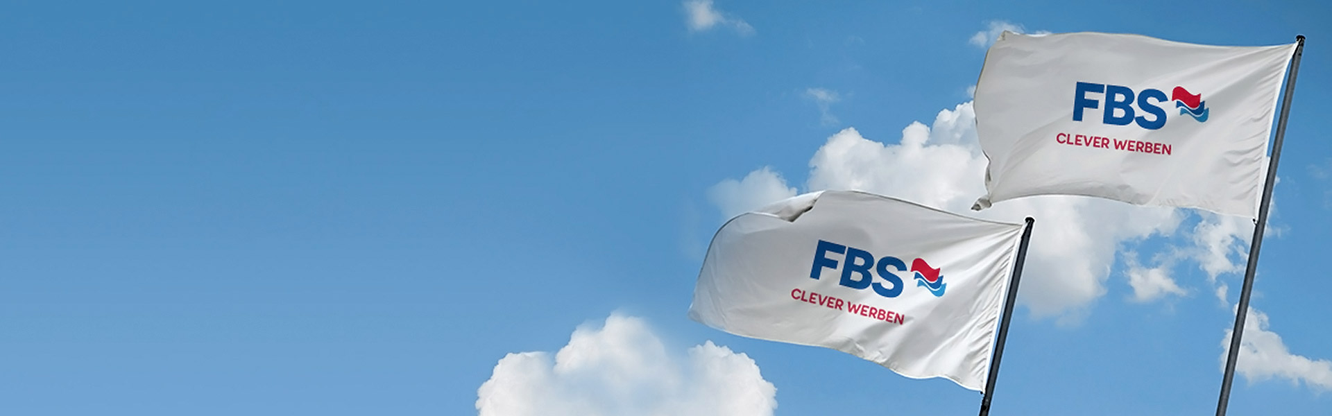 Zwei FBS-Hissfahnen mit Firmenlogo wehen vor blauem Himmel