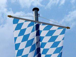 Bannerfahnen mit Holzstange an einem Fahnenmast