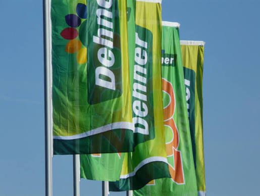 Nahaufnahme bedruckter Werbefahnen: satte Farben und sauberer Durchdruck im Wind